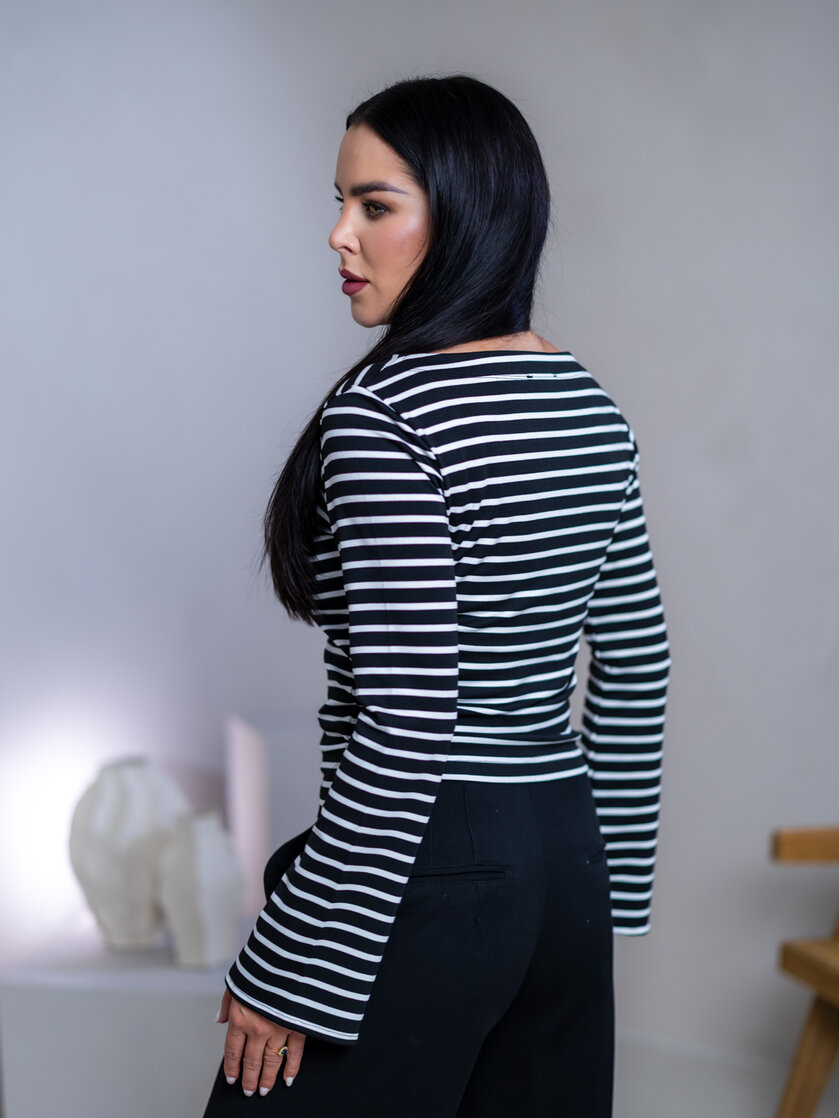 TOP “CAMILLA” - LODIČKOVÝ VÝSTRIH, ROZŠÍRENÉ RUKÁVY