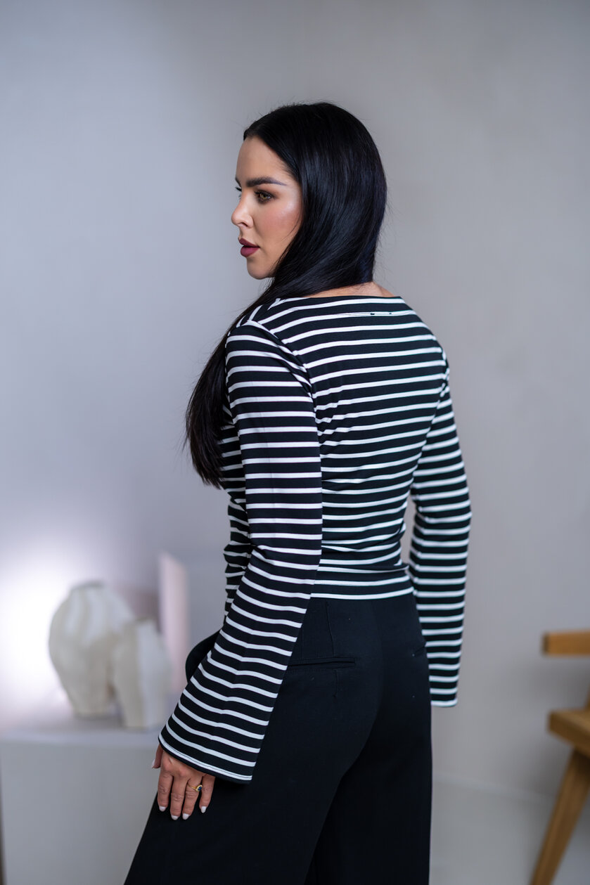 TOP “CAMILLA” - LODIČKOVÝ VÝSTRIH, ROZŠÍRENÉ RUKÁVY