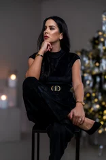 TOP “PATRICIA” - PRINECHANÝ STOJAČIK, PADNUTÉ PLECIA TOP “PATRICIA” - PRINECHANÝ STOJAČIK, PADNUTÉ PLECIA