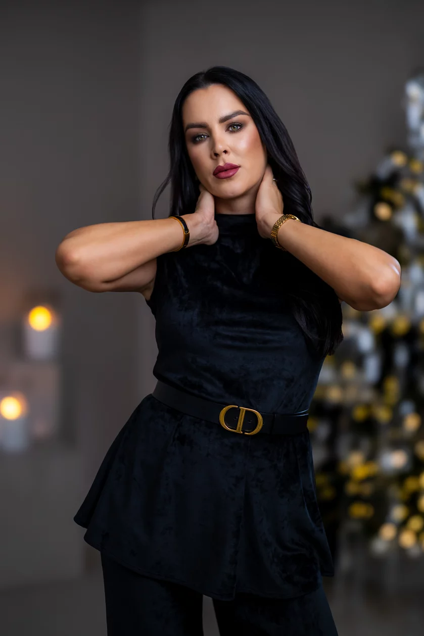 TOP “PATRICIA” - PRINECHANÝ STOJAČIK, PADNUTÉ PLECIA TOP “PATRICIA” - PRINECHANÝ STOJAČIK, PADNUTÉ PLECIA
