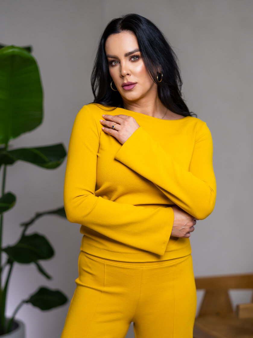 TOP “VICTORIA” S LODIČKOVÝM VÝSTRIHOM A ROZŠÍRENÝMI RUKÁVMI