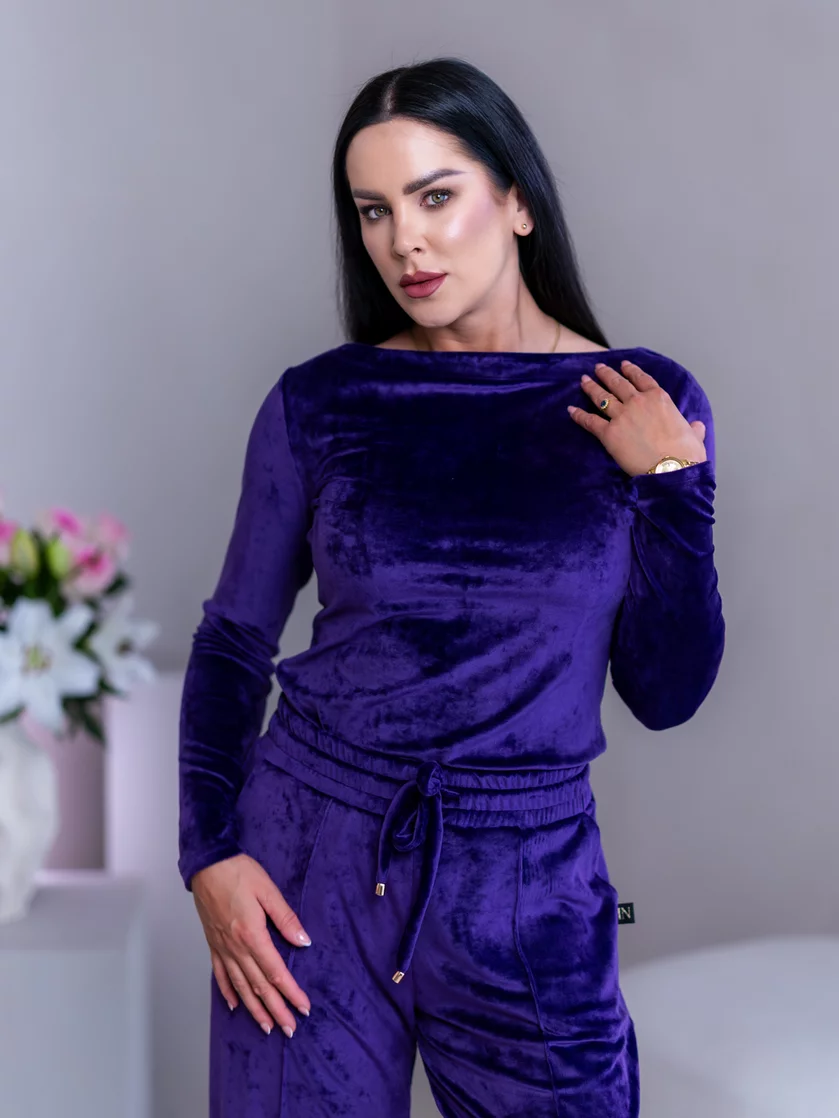 TRIČKO “VERONIKA“ - LODIČKOVÝ VÝSTRIH TRIČKO “VERONIKA“ - LODIČKOVÝ VÝSTRIH