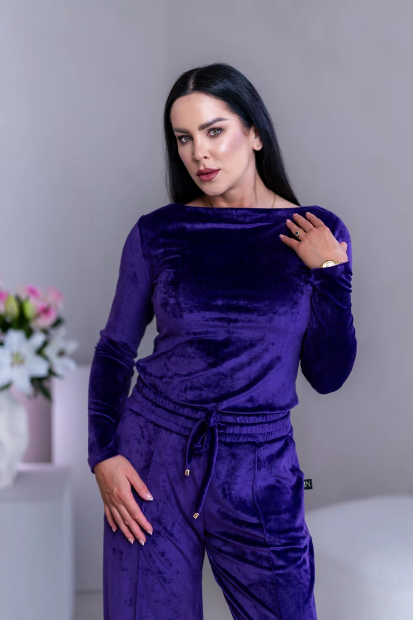 TRIČKO “VERONIKA“ - LODIČKOVÝ VÝSTRIH TRIČKO “VERONIKA“ - LODIČKOVÝ VÝSTRIH