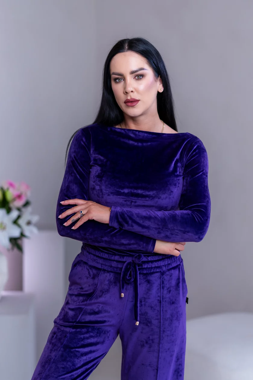 TRIČKO “VERONIKA“ - LODIČKOVÝ VÝSTRIH TRIČKO “VERONIKA“ - LODIČKOVÝ VÝSTRIH