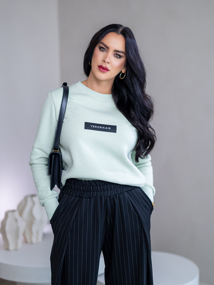 ZÁKLADNÁ MIKINA “BIANCA” - ETIKETA NA PRSIACH