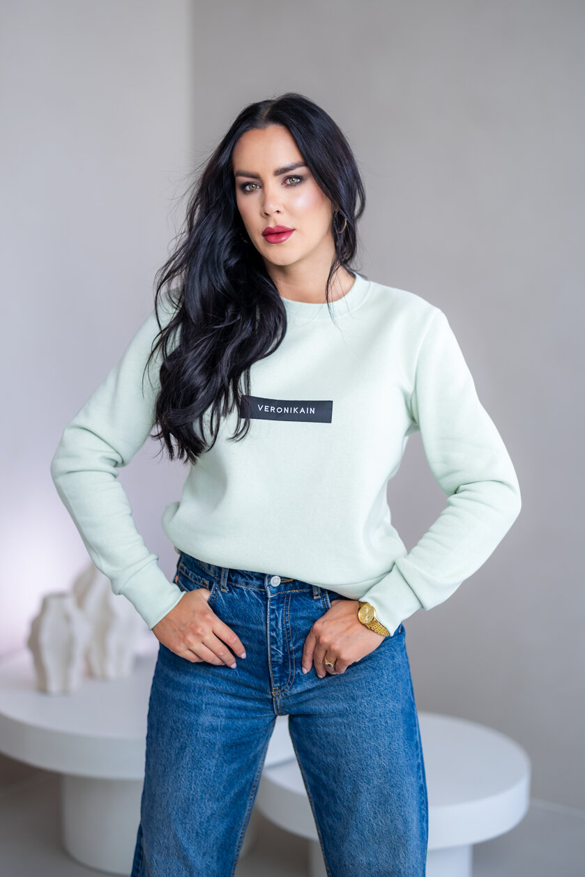 ZÁKLADNÁ MIKINA “BIANCA” - ETIKETA NA PRSIACH