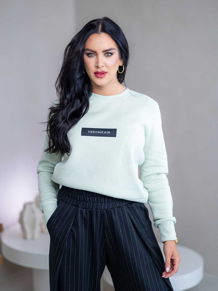 ZÁKLADNÁ MIKINA “BIANCA” - ETIKETA NA PRSIACH