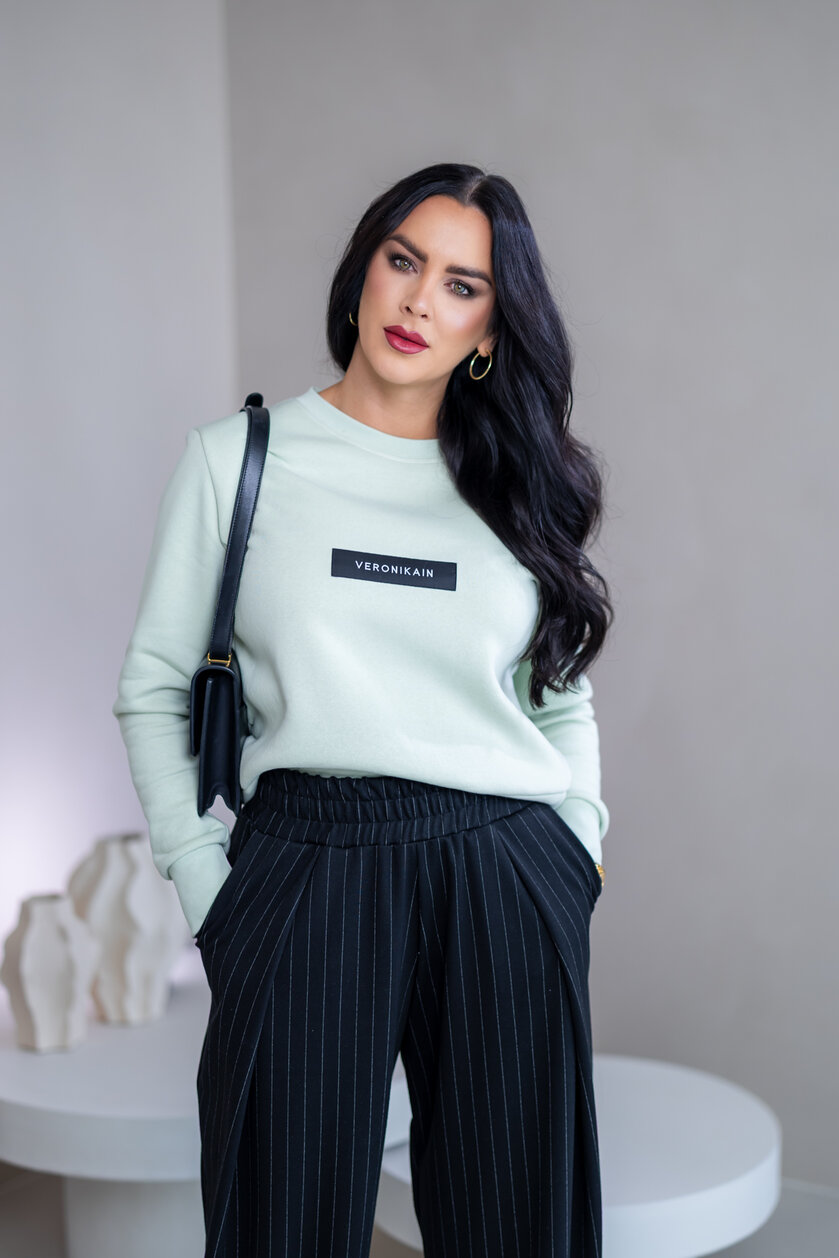 ZÁKLADNÁ MIKINA “BIANCA” - ETIKETA NA PRSIACH