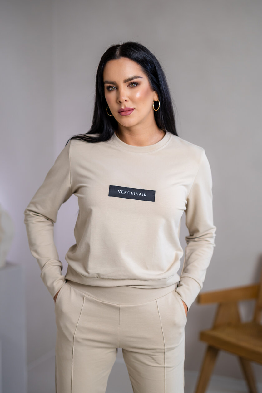 ZÁKLADNÁ MIKINA “BIANCA” S ETIKETOU NA PRSIACH