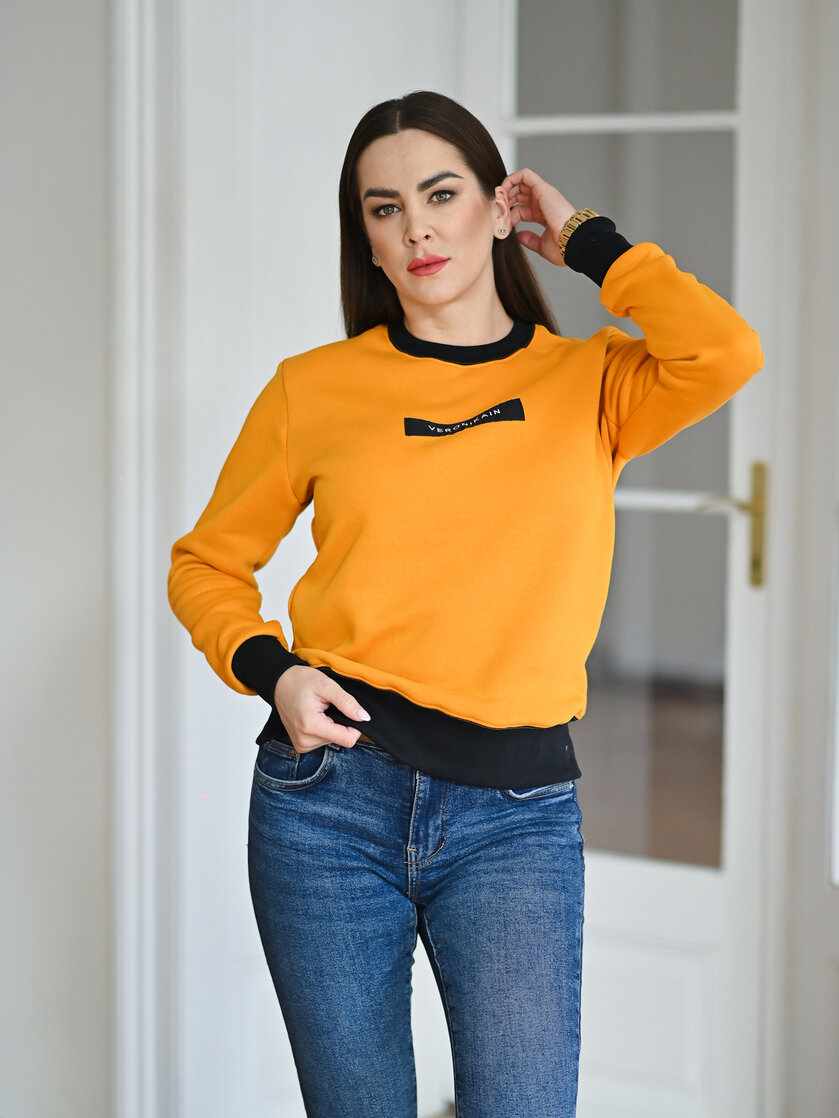 ZÁKLADNÁ MIKINA “BIANCA” S ETIKETOU NA PRSIACH - PATENTY VŽDY ČIERNE