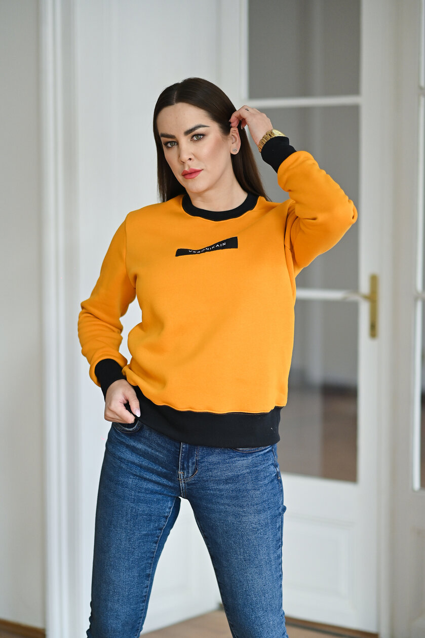 ZÁKLADNÁ MIKINA “BIANCA” S ETIKETOU NA PRSIACH - PATENTY VŽDY ČIERNE