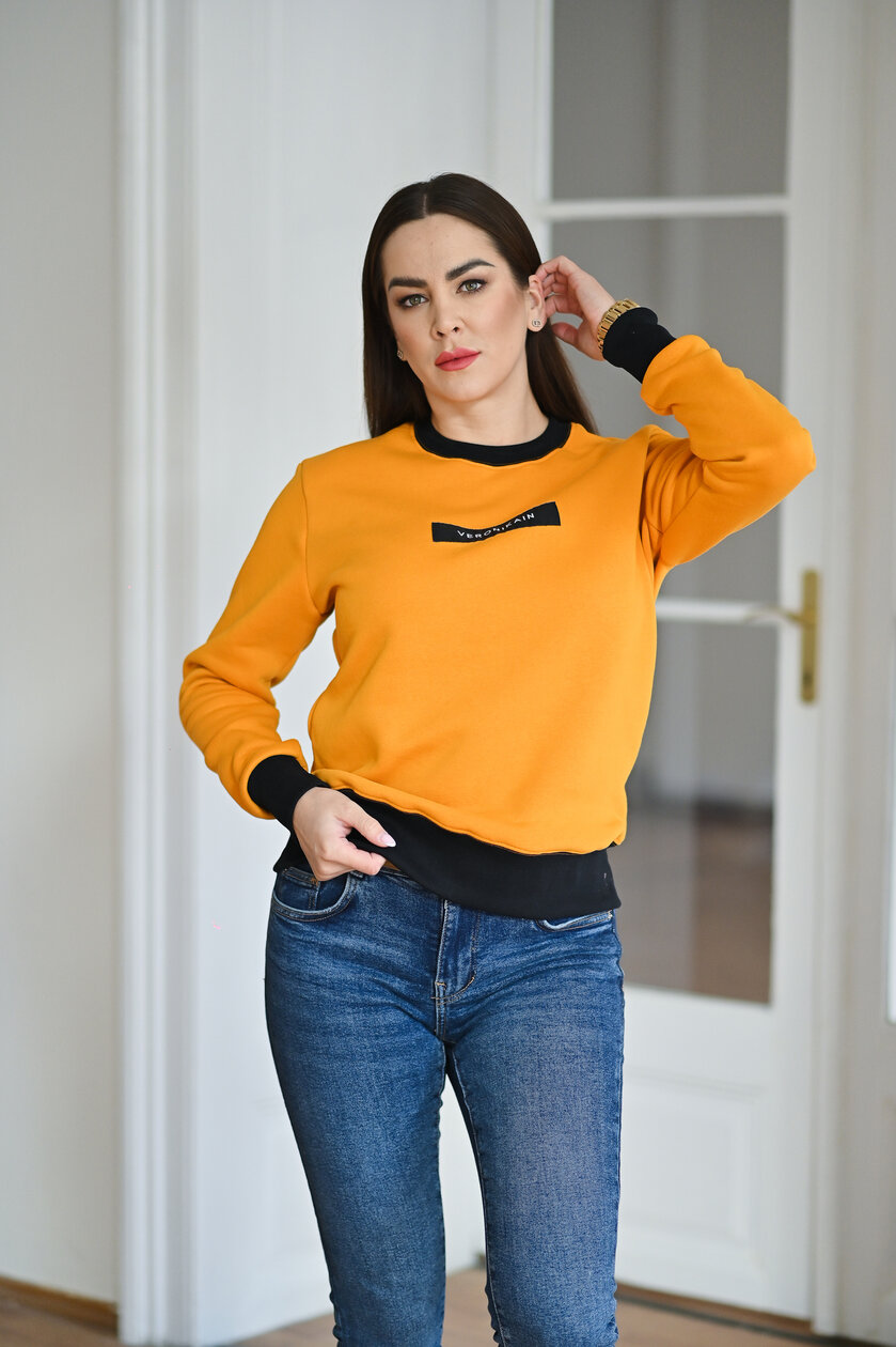ZÁKLADNÁ MIKINA “BIANCA” S ETIKETOU NA PRSIACH - PATENTY VŽDY ČIERNE